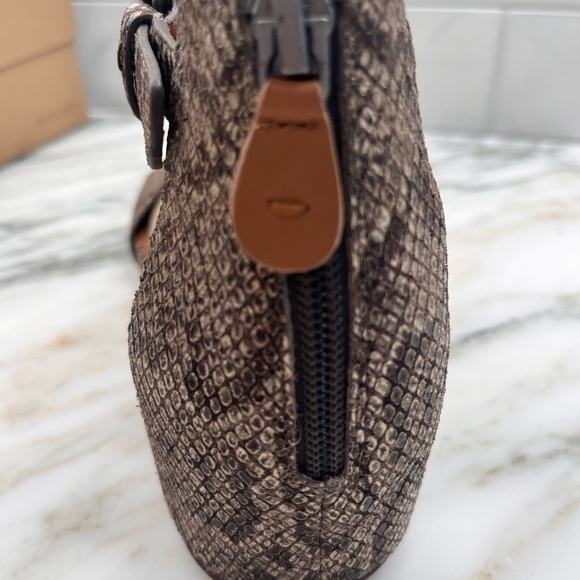 WOMEN'S Gentle Souls By Kenneth Cole Gisele Wedge Sandal, Antique Gold Metallic - Picture 7 of 12